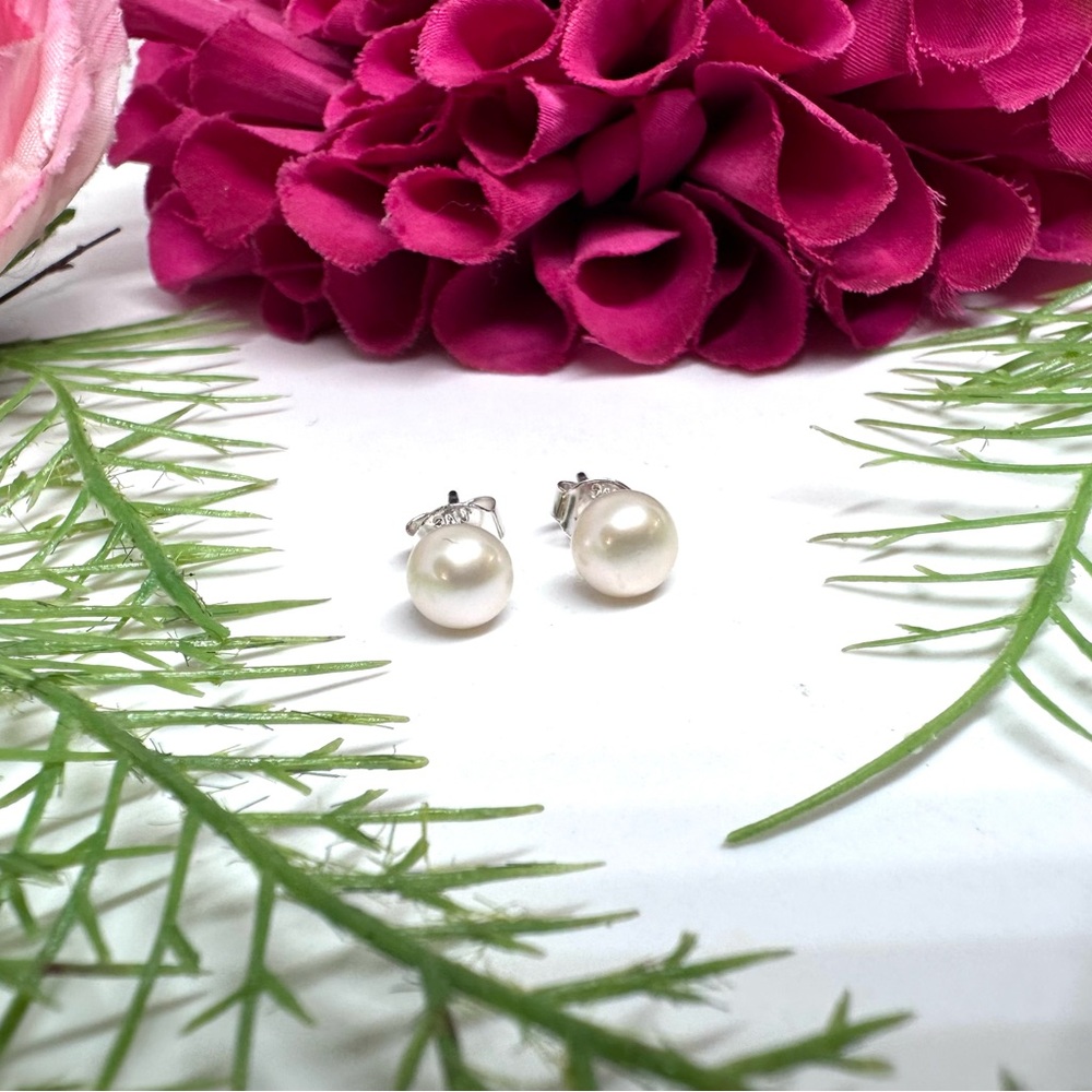 NEW⚜️ Freshwater Pearl Stud Earrings